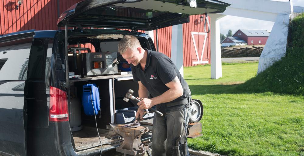 The Norwegian farrier Aksel Vibe forging a shoe