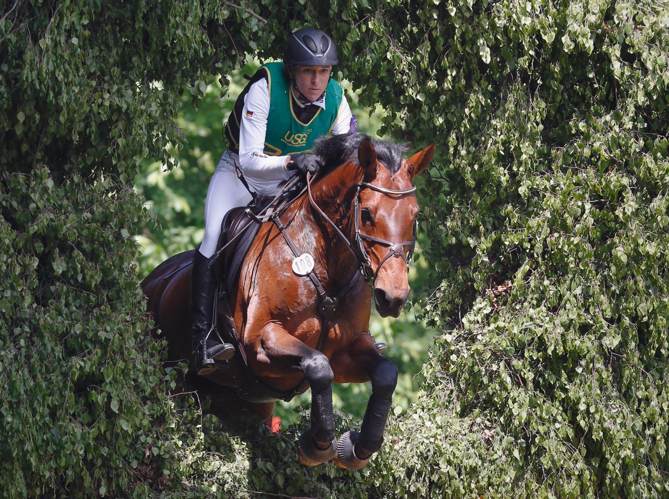 La jinete alemana Ingrid Klimke durante una competencia a campo traviesa